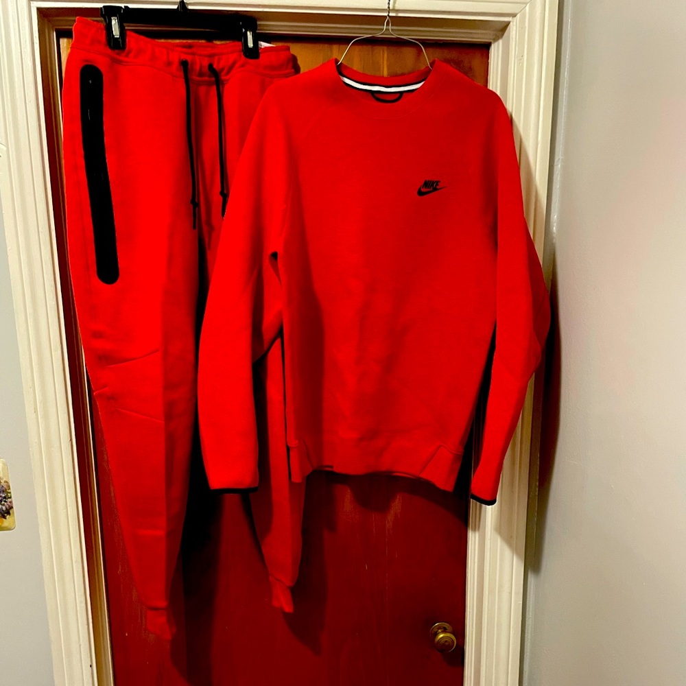 Men’s Nike sweat suit.
